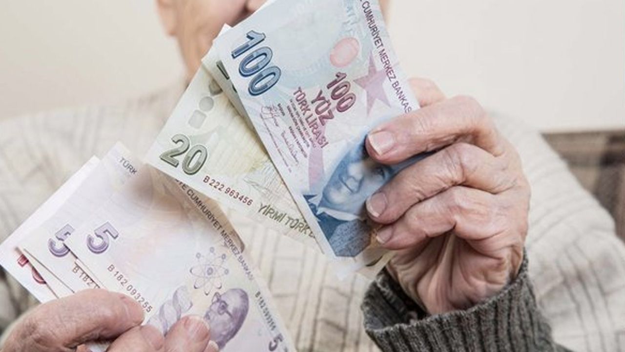 Halkbank'tan emeklilere 25.000 TL ödemeler devam ediyor! 971 TL taksitle düşük faizli ihtiyaç kredisi...